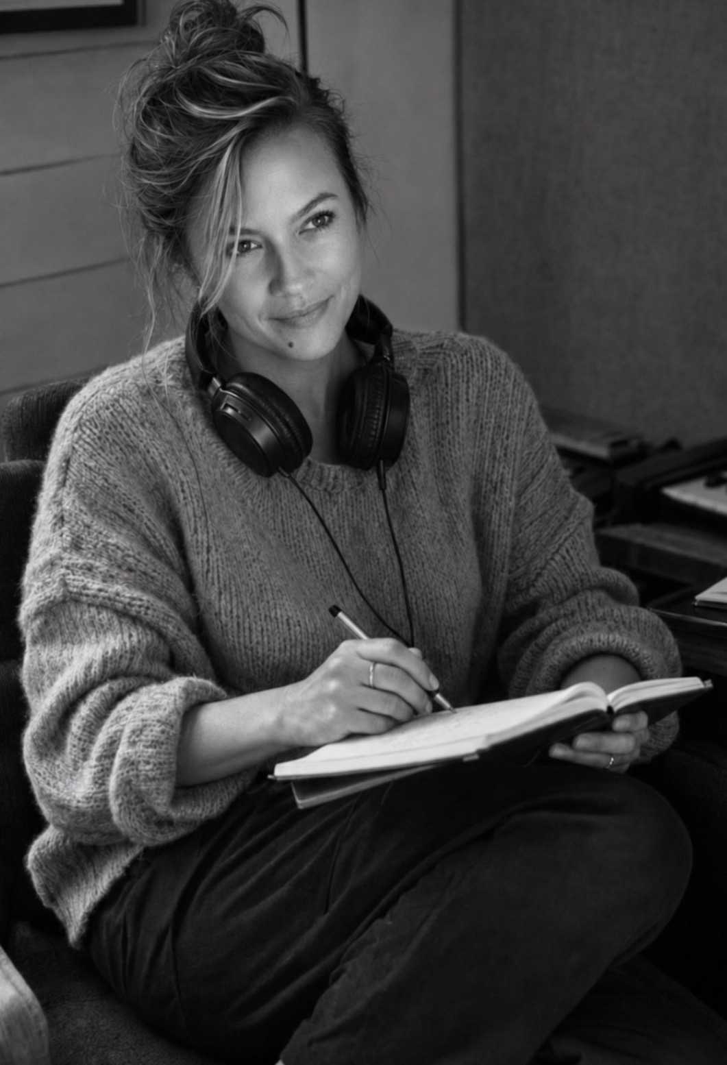 Kinga Sęktas writing lyrics with headphones