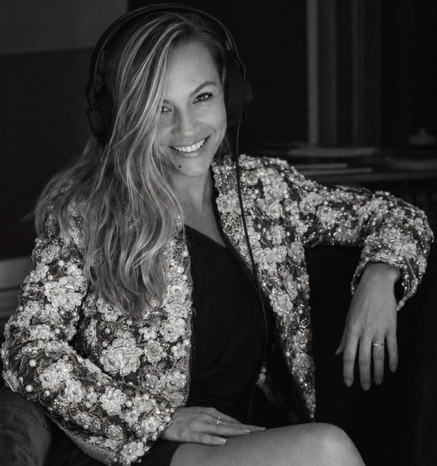 Kinga Sęktas smiling with headphones